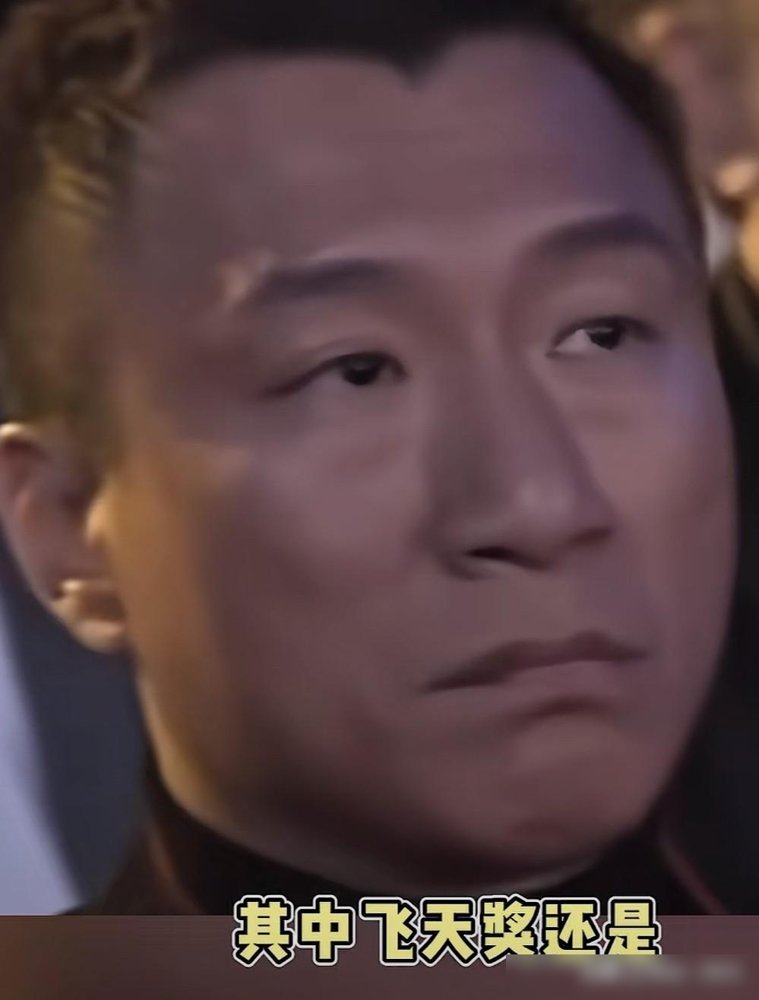 宋佳拿完飞天，内娱才反应过来，这姐把三大奖全收了。就凭张桂梅这一个角色。白玉兰、金鹰、飞天，一个没落。
之前孙红雷靠《潜伏》干过这事，雷佳音靠《人世间》也干过。但宋佳是头一个女的，也是头一个用真人改编角色打穿全场的。
颁奖那天她哽咽，说荣誉给张老师。转头第二天就发文，说杀青了演员的活就干完了，剩