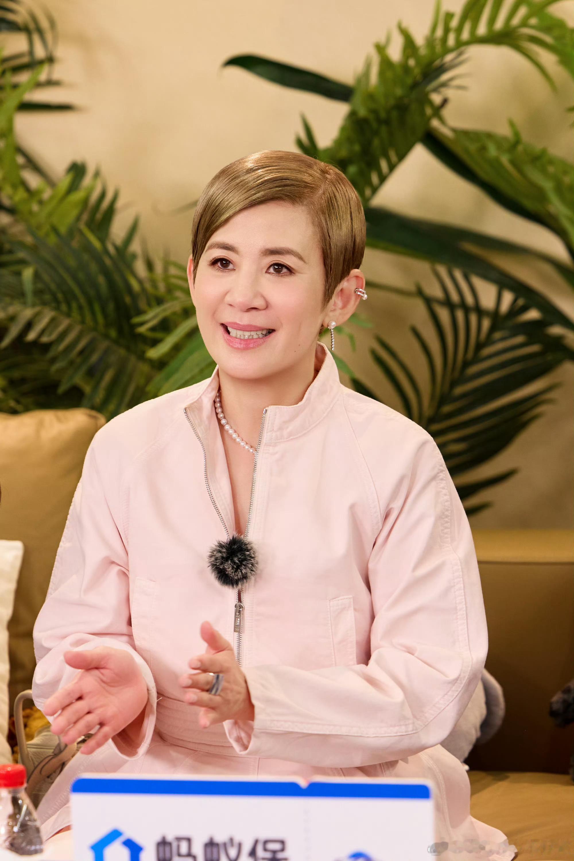 #花少8管钱算账交给林依晨#
原来最新一季的花儿与少年包括吴辰君樱桃，周冬雨林依晨这几个人我是比较熟，
在《花儿与少年》第八季中，林依晨主动揽下团队“财务总监”一职，不仅账目清晰，更展现出超强的责任感和执行力，成为全团的信赖核心。

当首站导游王星越提出需要专人管理现金和记账时，林依晨 ​
