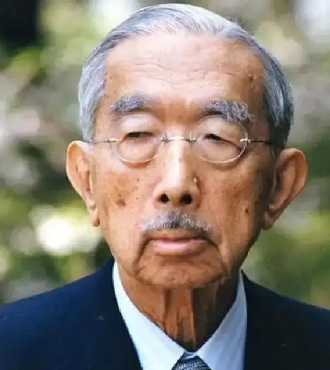 1989年1月7日，日本天皇裕仁终于结束了自己罪恶的一生。二战后，裕仁多次出访欧美国家，但从未到过中国。在欧美，裕仁在多种场合鞠躬下拜，表示忏悔。但是直到死去，他都没有踏足中国半步，更没向中国这个最大的受害国表示过忏悔，哪怕仅仅只是口头上的道歉都没有！
 
1979年春天的那个下午，人民大会堂福建厅