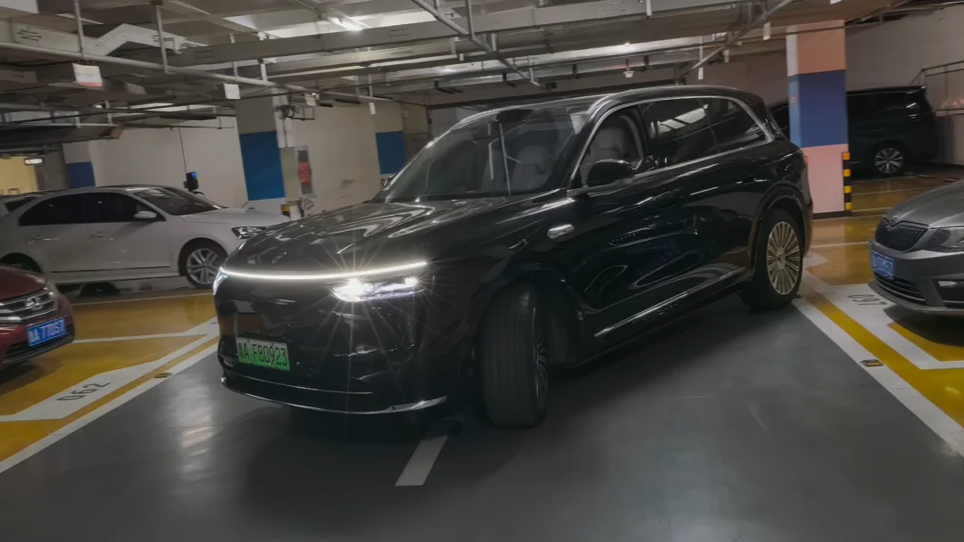 问界M8离车泊入太实用，尤其是遇上狭窄难开门的车位，一键启动后便可下车离开。车辆自主规划路线，精准把