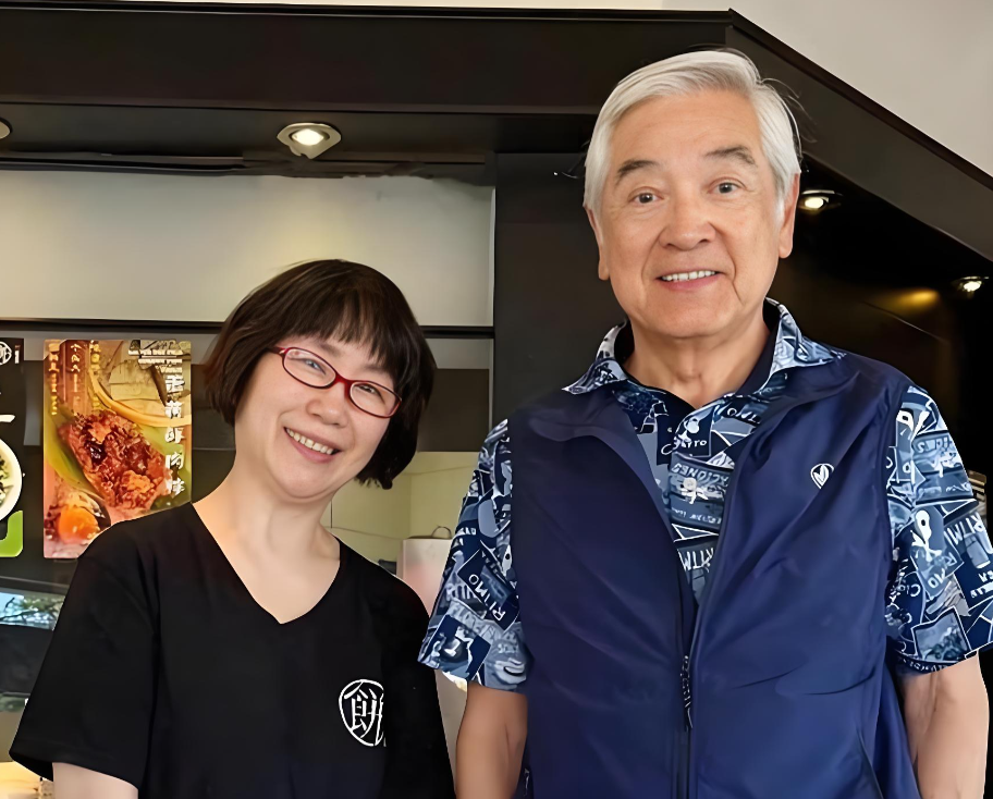 性学专家说：
如果一个男人既不出轨，也不赌博；既不好吃，也不懒做；既不虚荣，连草莓都舍不得买，离婚净身出户，他凭什么被称&34;极品男人&34;？

你还别说，生活中确实有这样的人存在，今天聊一个让我破防的香港老戏骨——秦沛。
据说1988年他离婚时，前妻条件开得很绝：房子存款全归她，他只能带走两个孩子。朋友都