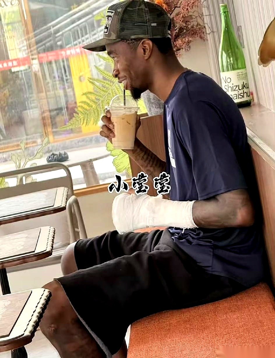 萨姆纳最新被球迷拍到的照片里，小臂和手掌缠着纱布，外表看着像是打了石膏。
另一边连工资都发不出、差点要解散的四川男篮，却已经凑齐了三个外援。
杜锋和朱芳雨下课后的这支昔日豪门，常规赛第一阶段很有可能得靠单外援硬扛。
广东球迷的担忧真不是凭空来的，很多事情就怕放在一起看。
一边是发不出薪水、差点关门大