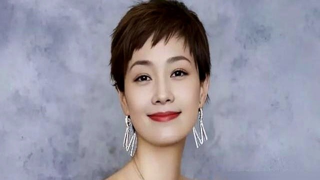 圈里现在传开一句话：被马伊琍点过名的男演员，全都爆了。

当年拍《我的前半生》，她指名让雷佳音演陈俊生，导演都不敢信，结果雷佳音靠一个“渣男”直接翻红冲上一线。《我的阿勒泰》带出于适，《余红旧事》里戏份不算最多的张哲华，讨论度硬是压过了男主。

挑人眼光毒成这样，难怪有人说男演员该排队去她片场递烟。