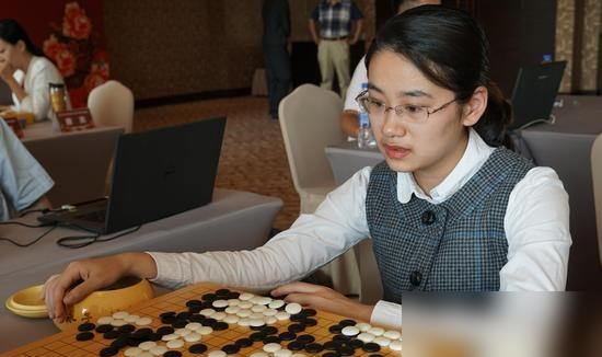 把搭档骂哭，拿不了冠军。还嫌人菜，这就是人性。
2018年东京，世界双人围棋争霸赛决赛。柯洁搭於之莹，卫冕战。终局阶段，於之莹一步打将，下出后手瞎将，亏一手。冠军没了。
柯洁当场沉脸，复盘直接开喷。一篇《男女有别？》长文，把搭档发挥批得底朝天。於之莹压力大到不敢看他，据说当场被训哭。后来直播连麦