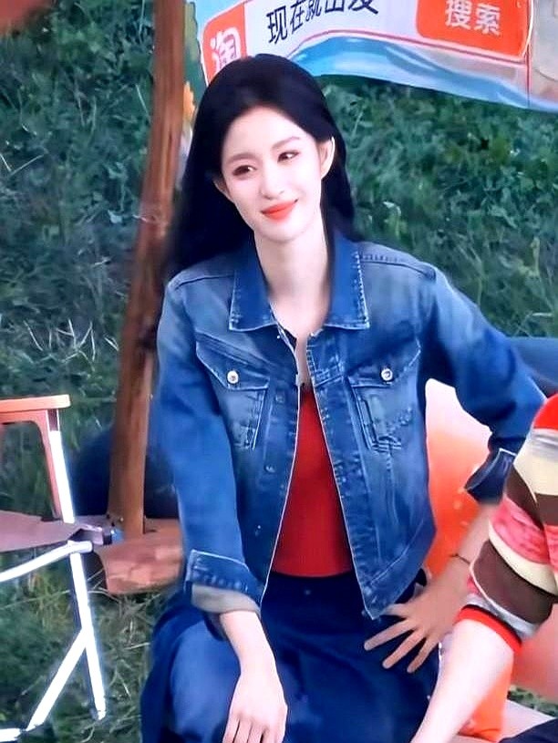 一张抓拍图，直接把打工人看破防了。王楚然头顶那道发缝，竟然凭空消失了。

前阵子还被人嘲笑满脸疲态，转头去录户外综艺，随便一阵风吹过，那满头黑发厚得像顶了顶貂皮帽子。沈腾白敬亭在旁边站着，都没她这头秀发抢镜。

听说她要接棒当常驻嘉宾。这圈子真现实，前脚被嘲，后脚靠几张生图就能把路人缘拽回来。普通人