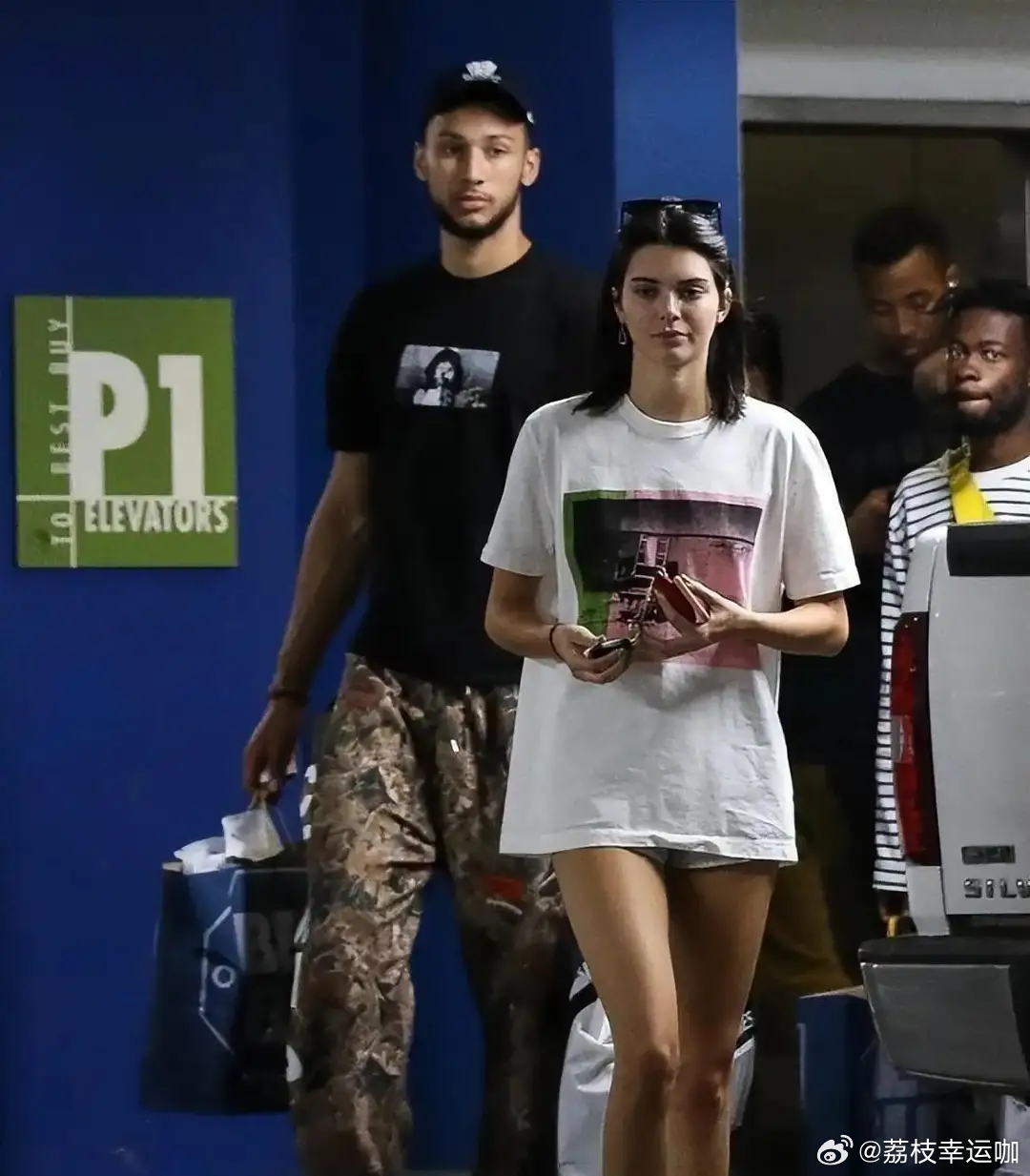 “落魄状元”想重返NBA？29岁仍不会投篮！躺赚2亿依旧不甘
 
新赛季NBA赛程临近，各路球员纷纷投入集训备战。近期吉迪、丹尼尔斯的训练局中，久违的本·西蒙斯再度现身。面对媒体采访，西蒙斯公开表态，计划在下赛季重返NBA赛场。但如今联盟竞争白热化，他的复出之路，注定困难重重。
 
作为2016年选秀 ​