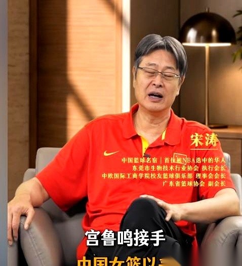 中国女篮新一期集训大名单一铺开，所有人的目光都死死盯住了一个空白处——过去几年队里最锋利的尖刀李梦，彻底出局了。
还没等球迷的问号飘满屏幕，篮协相关负责人宋涛的一句话，直接像块板砖一样拍在了桌面上：“国家队绝不是给个人刷数据的舞台！破坏整体攻防，个人能力再强也不能要！”
这句硬邦邦的表态，把女篮大换