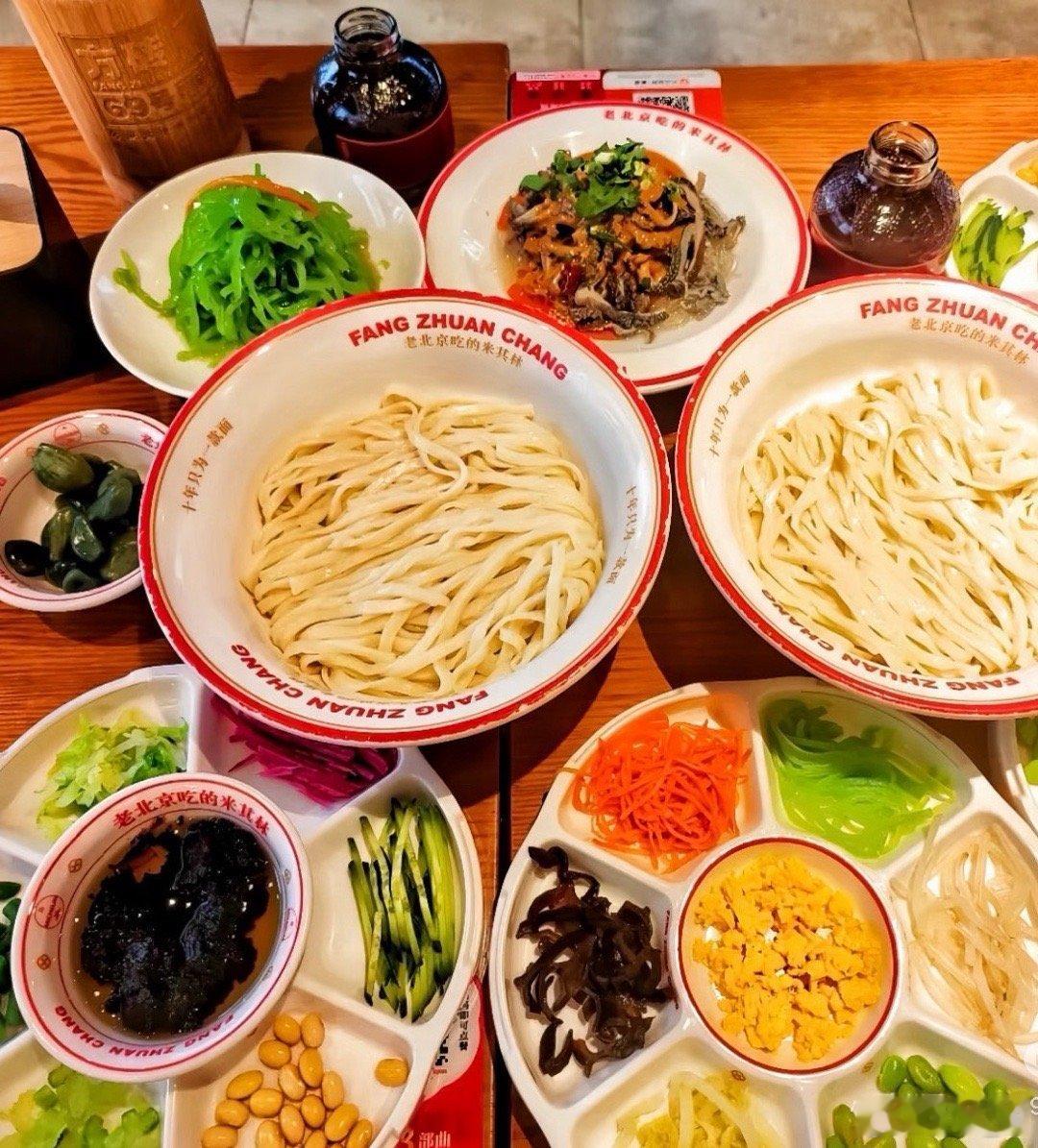 连续7年推荐的米其林炸酱面，黄仁勋同款，来北京游玩一定要吃，

筋道的手擀面裹满了浓郁醇香的炸酱，再配上丰富的菜码，这碗老北京本地人都爱吃的炸酱面让人吃到停不下来，

他家的炸灌肠、爆肚粉、鸭肉卷饼、大烤串也值得一试。

#十一寻味记##十一出游吃什么##十一接力打卡##十一回家第一口# ​