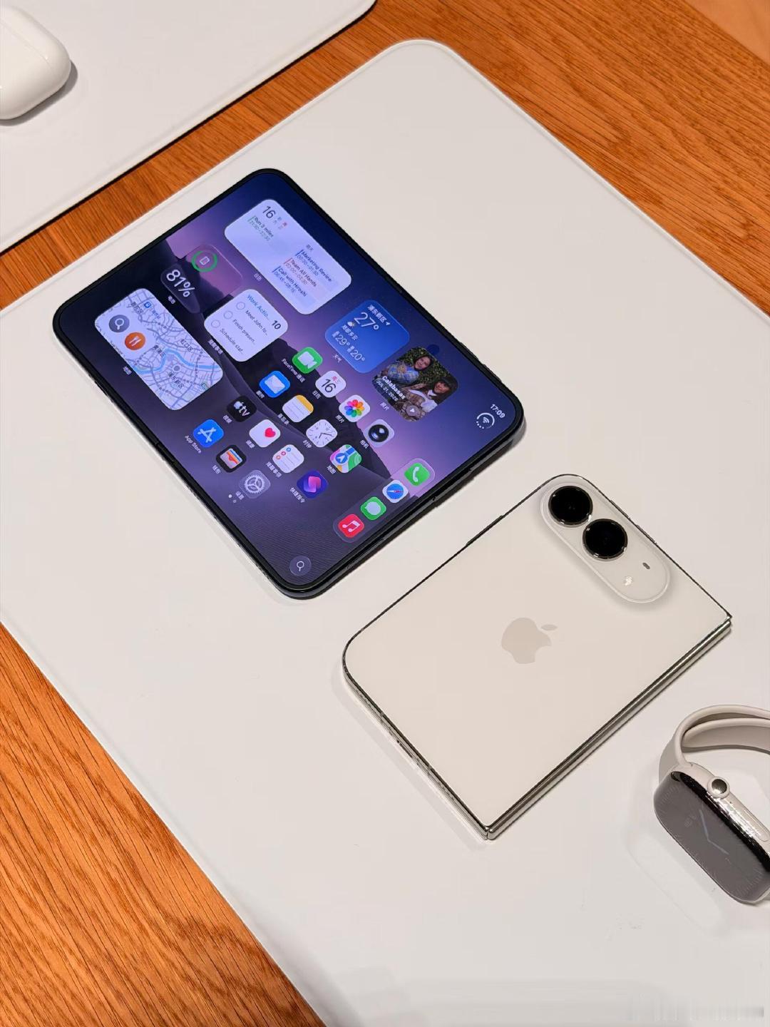 iPhone Duo的界面美学，才是折叠屏的答案
让我最惊艳的，不是它的折叠形态，也不是硬件堆料，而是点亮屏幕那一瞬间[憧憬]
#iPhone##iPhoneDuo# ​