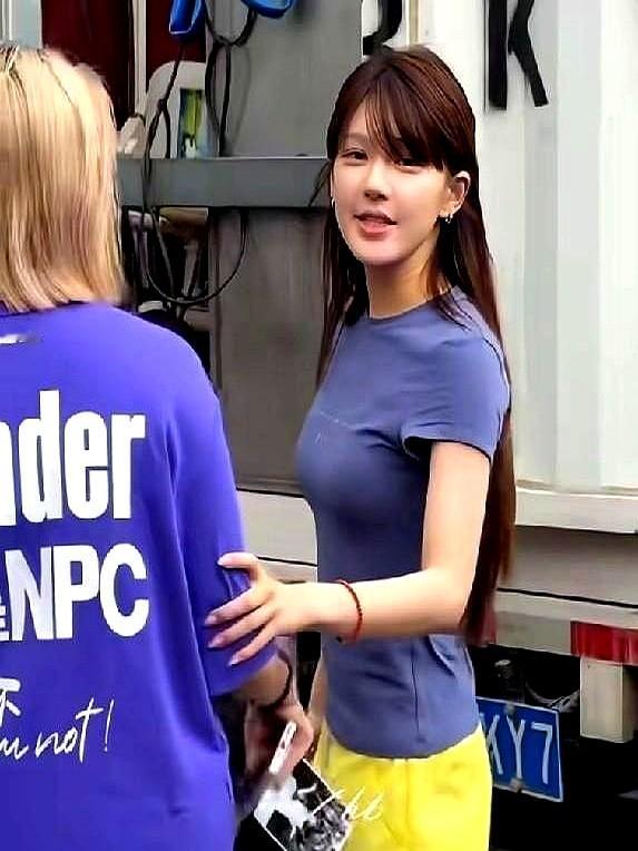 赵露思新剧开机，主演名单一出剧组炸了：亲爸和闺蜜直接上阵挑大梁。

不想再当被动等通告的提线木偶，她这次直接坐上监制椅自己攒局。在片场，她一手掐着对讲机盯进度，转身又去搬物料理道具，连轴转还能抽空架起手机搞直播。

肥水不流外人田，不找外部流量，核心资源全攥在自己人手里。从打工人翻身做操盘手，把饭碗