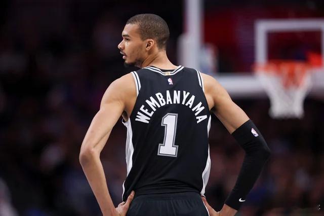 太燃了！文班双加时41分24板后叉腰瞪替补席  NBA季后赛西区决赛G...