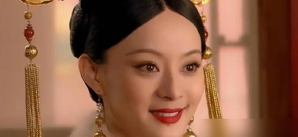 蓝盈莹说自己当年恨死浣碧了。
拍《甄嬛传》那会儿，她刚入行，家里教的是直来直去，看人非黑即白。拿到浣碧这个角色，她直接懵了，怎么会有人这么拧巴？为了找感觉，她跑去堵导演郑晓龙聊人物，就为了多要几个近景，把那股子怕被忽略的劲儿演出来。
嘴角还得故意往下拉，天天挂着一副苦相。拍撞棺那场戏，现场乱得她