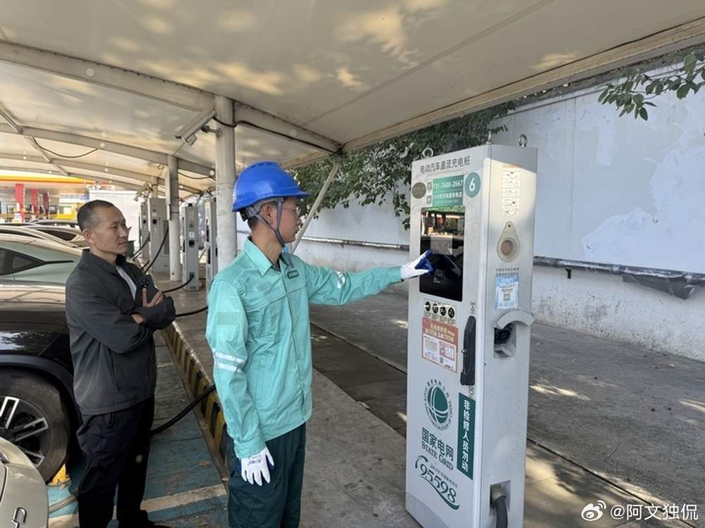 #高速充电充至80%被迫离场#
充到80%就得挪车，服务区这是把充电桩当成了“限时翻台”的餐桌。后面一长串车等着，谁都不该占着桩慢慢磨最后20%；可开车不是吃饭，“八分饱”能不能撑到下一站，还得看车况、路况和沿途有没有空枪。一个数字管所有车，省了调度的事，未必省得了车主的心。

湖北枣阳北服务 ​