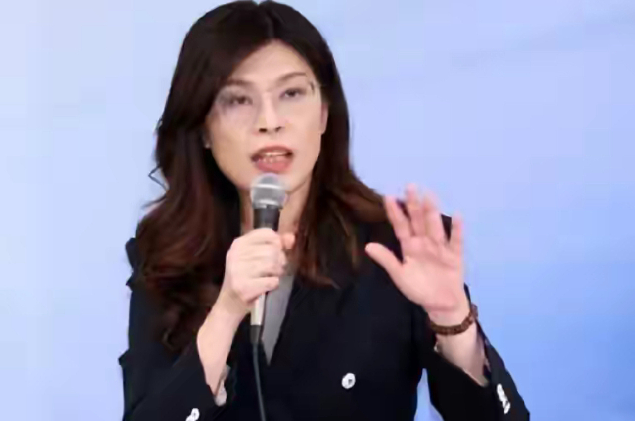 郑丽文总算明白了，要把“九二共识”和“反台独”写进国民党党纲！

“九二共识”的核心就是两岸同属一个中国，坚决反对“台独”分裂行径，这是两岸开展对话交流的政治基础，也是维护台海和平稳定的定海神针￼￼￼。

把“九二共识”、反对“台独”写入党的纲领，是把两岸立场从口头表态固化为政党制度路线，避免党内出