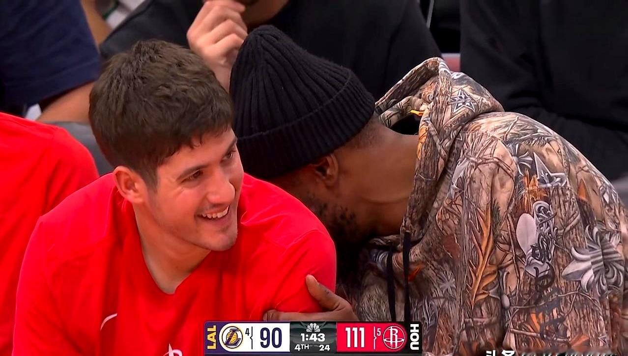 谁能想到，杜兰特竟因笑得太开心上了热搜。    火箭主场打湖人G4，第...