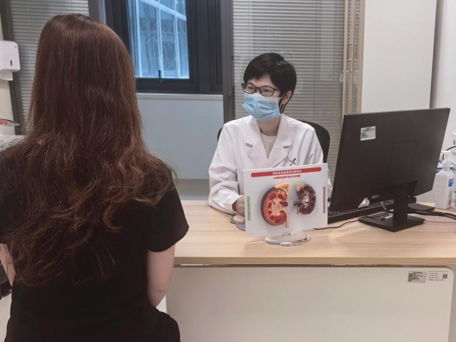 25岁姑娘健身房练腿后尿液变&34;酱油色&34;，一指标飙到正常值几百倍
2026年10月，深圳市新华医院接诊了两名25岁的女性患者。这家医院由北京大学深圳医院运营管理。两人发病前素不相识，病情却几乎一模一样：平时久坐少动，突然一次高强度运动，先是肌肉酸痛，接着尿液变深，像浓茶、像酱油，两人都被确诊为横纹肌溶