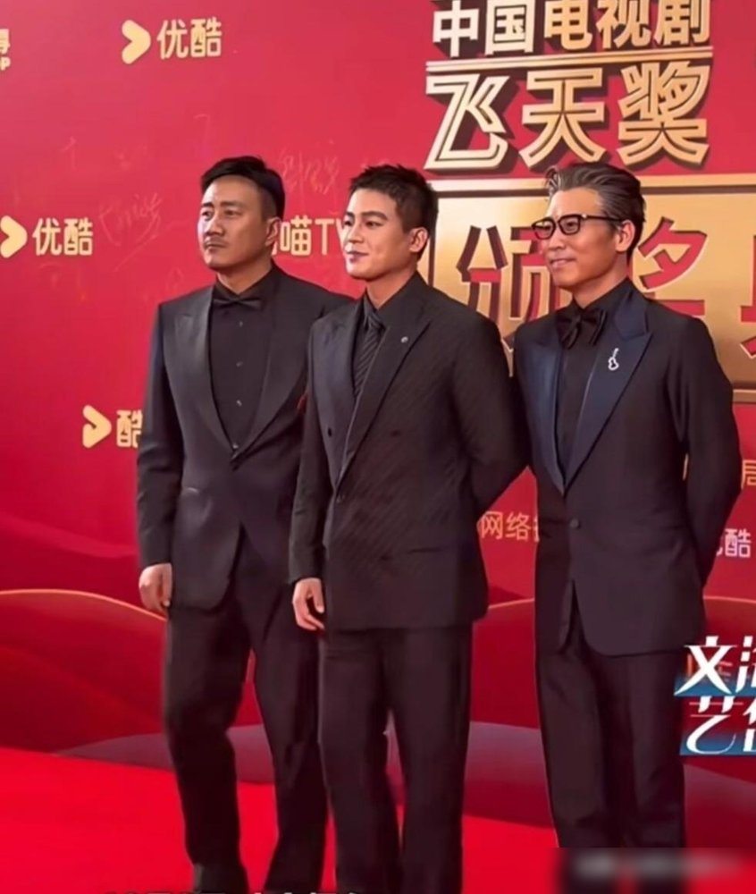 飞天奖红毯，欧豪是被胡军和李乃文一左一右“架”上去的，脚都没沾地。
俩老哥架着他走，全程笑得比他还开心，欧豪愣是从红毯硬汉变成了人形挂件。旁边拍照的记者全在喊“看这边”，结果三个人自己先笑场了。
这不是走红毯，这是老父亲送孩子上幼儿园。
《北上》拍完这么久，戏散了，交情没散。
能在镜头前这么