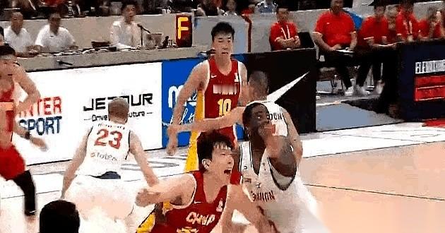 昨晚世预赛中国男篮打黎巴嫩的录像，值得翻出来一帧一帧拆开看。场上失误频出，球传丢了，人盯漏了，几次眼瞅着要把分数送回去。可终场哨响，记分牌上的赢家，还是中国队。
姚明、王治郅、易建联退役后的这些年，男篮阵中确实挑不出那种一上场就让对面腿软的世界级巨星。但这场跌跌撞撞的险胜，硬是砸出了一个事实：瘦死的