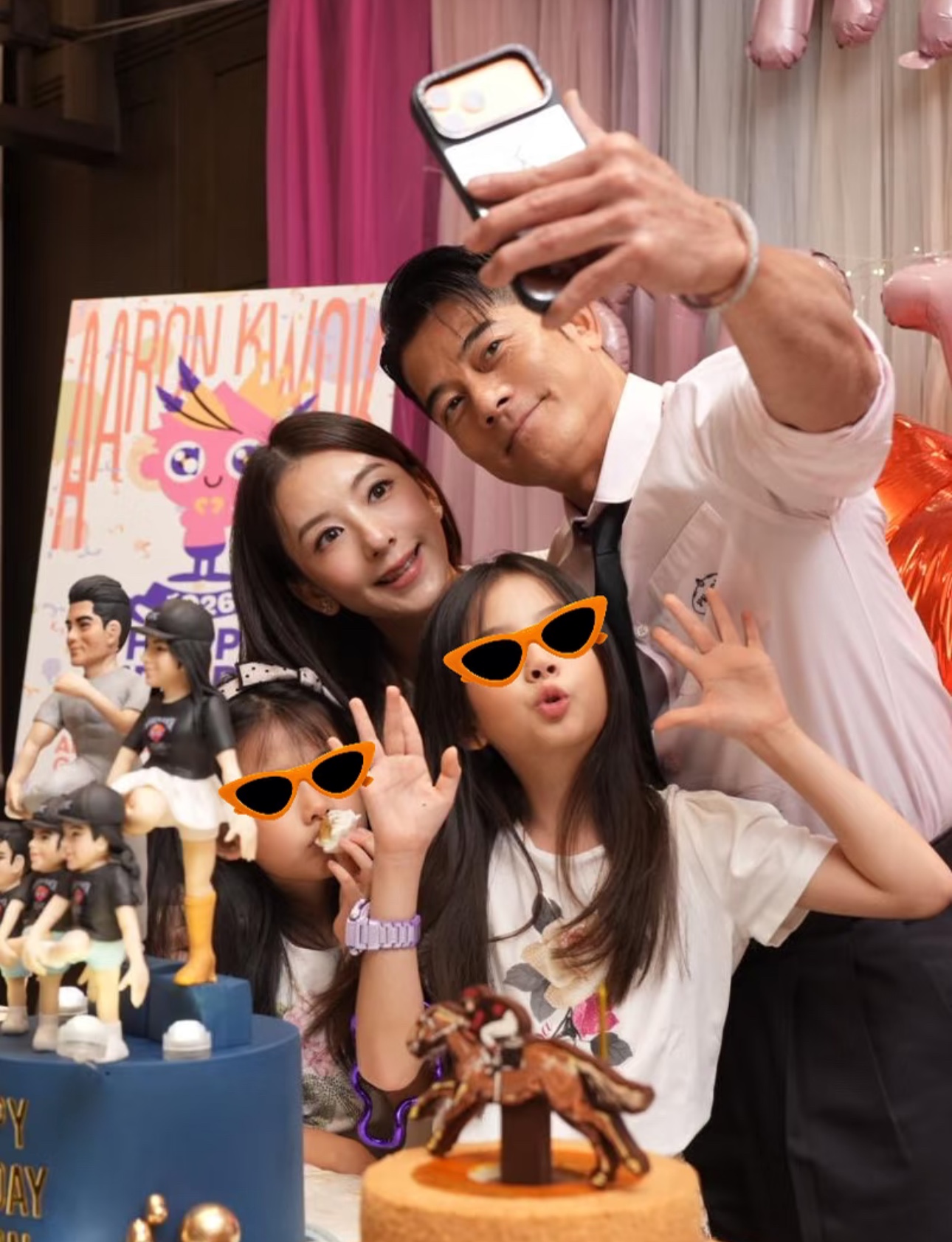 郭富城迎61岁大寿！方媛发文称其“my love”，三个女儿颜值逆天像爸，相差22岁的婚姻也很甜！

今天是被方媛动态刷屏的一天。她晒出多张为郭富城庆生的照片，配文简单直接：“Happy birthday my love”。照片里，郭富城对着镜头比出经典的剪刀手，笑容灿烂。

桌上的蛋糕成为了亮点，