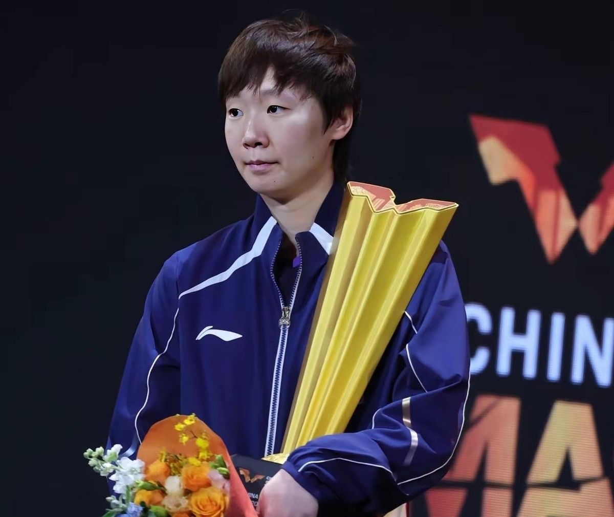 王曼昱杀进2026中国大满贯女单决赛，这一站的分量，懂球的都清楚。WTT大满贯冠军直接给2000世界排名积分，奖金13.5万美元，折成人民币差不多90万，积分和奖金都是实打实的硬通货。现在孙颖莎7575分、王曼昱7565分，只差10分，曼昱夺冠基本锁定重返世界第一，种子席位和抽签优势全跟着来。半决赛