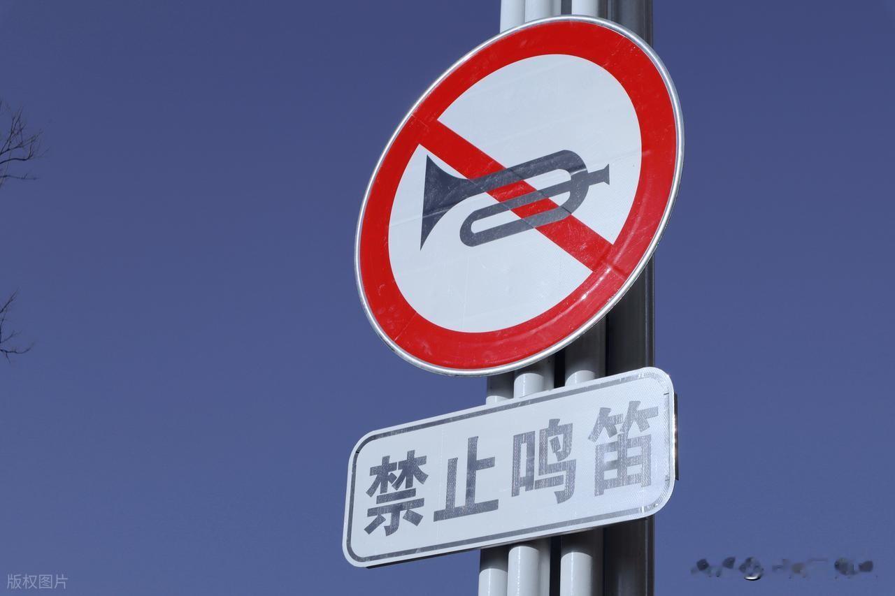 按一次喇叭，300块没了。
按三次，每次500。
深圳新规：11月1日起，全天24小时所有道路，禁止鸣喇叭。不是一小片区域，不是晚上到早上，是整个深圳市，一整天，一刀切。400万辆车，全部噤声。

怎么抓？声呐。全市路段装了&