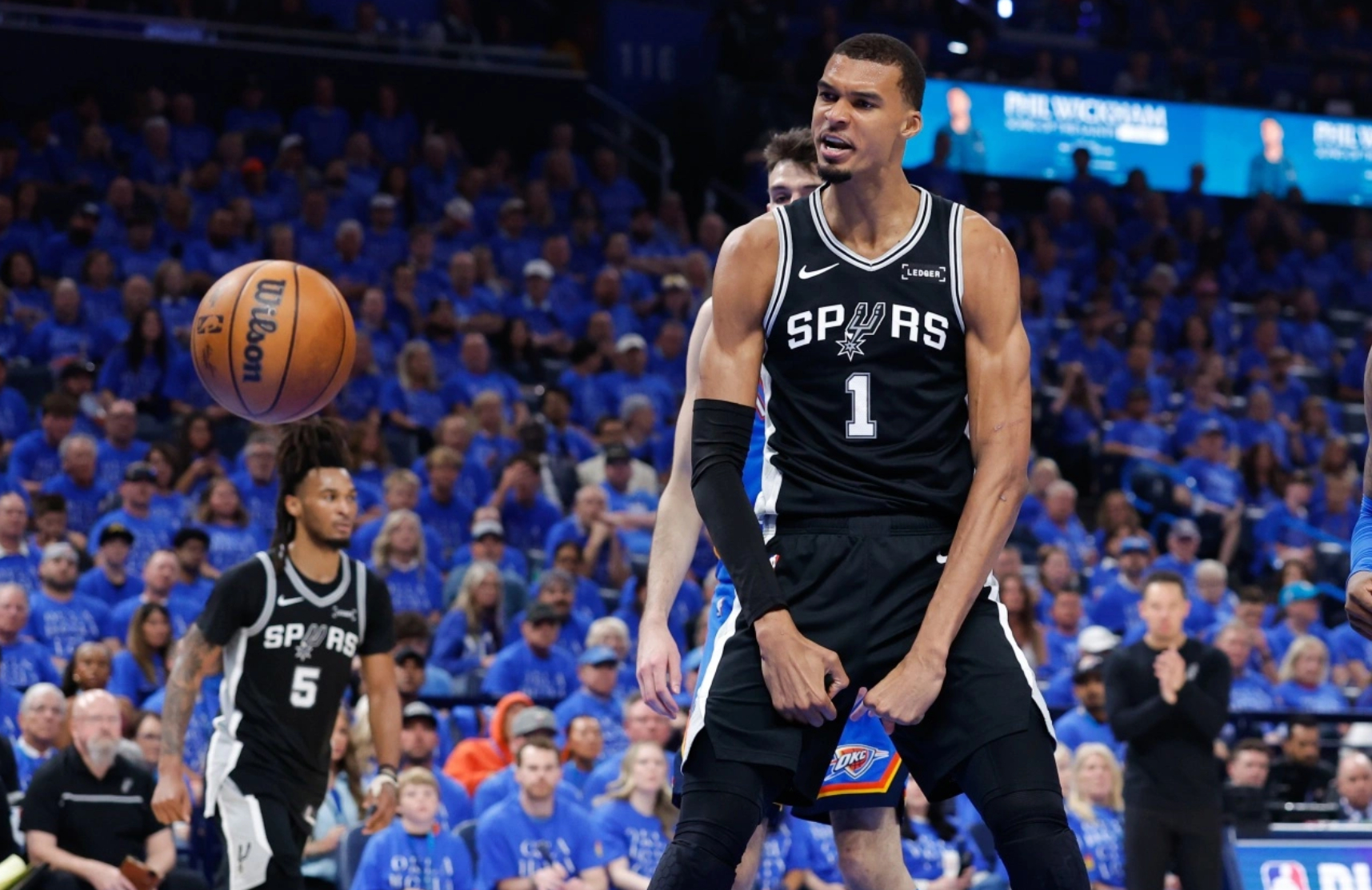卡斯尔：文班才是队里最成熟的球员，我可不会晚上9点就睡觉  今天NBA...