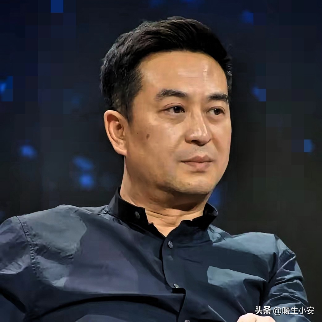 这瓜可太大了！凌晨三点，张嘉益工作室摸黑上班，直接甩出六个字——“不是我的人”。就这六个字，比任何小作文都硬核，妥妥的年度内娱“避嫌”名场面。

事情起因是24号凌晨，演员韩沛颖在直播间情绪破防，被弹幕一激，脱口而出：“她14岁就跟某某某导了哦，你们去抓呀！”话一出口，热搜原地爆炸。虽然她火速道歉说