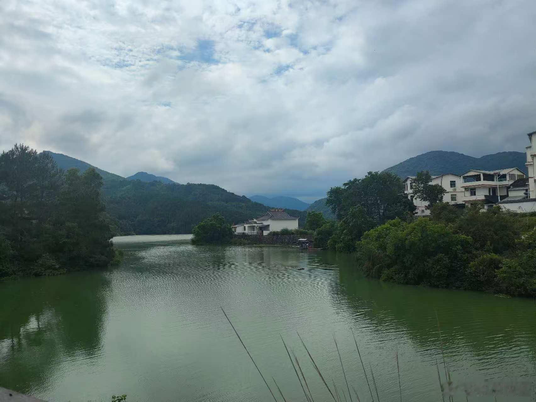 以前开油车，一年勉强跑1万公里，周末总有些舍不得油费。自从换了宋Ultra闪充版，彻底告别了用电焦虑！周末一有空，就把老婆、女儿和丈母娘（妈妈和妈妈的妈妈👩‍👩‍👧）带上，一家三代去周边自驾吸氧。这次我们来到了小沧畲族乡，看青山绿水，呼吸新鲜空气。不到五个月，里程表竟然直接破了1 ​