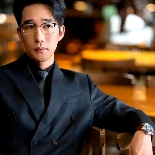 戏里演尽了渣男，戏外却在印尼海底救下了一条命。

10月2日印尼马拉图海底。一网友潜水遇险，氧气瓶仅剩70bar，失控飘向海面。同船的演员章涛一跃而上抓住她的气压表，和潜导合力把人拉回升水。获救女孩发文感谢，大家才反应过来，这个救人的“好心哥”，竟是荧幕上的“反派专业户”。

他自己对演坏人看得很透
