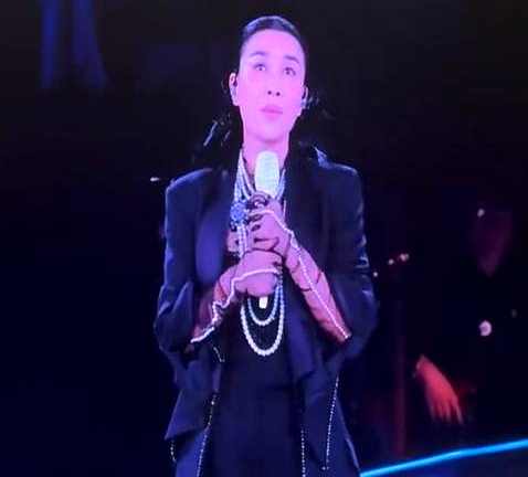 那英在演唱会上特意换上黑衣唱起《弯弯的月亮》，孙楠也跟着发声致敬，两人明明跟刘欢同拜在谷建芬门下，论资历是正儿八经的同门师兄妹，开口却全都不约而同尊称刘欢一声“良师”
 

如今的华语乐坛，那英和孙楠早就坐稳了天王天后的交椅，平时心高气傲，能让他们低头当“学生”的，也就只有刘欢了
 

当年办第一季