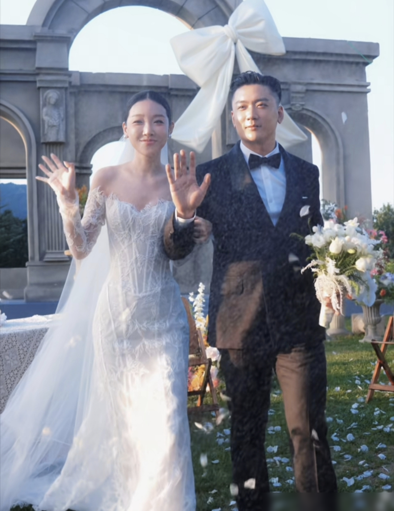 外人看着崔晋命最好，亲妈能干，妹妹自带流量，未婚妻漂亮，日子跟开了挂似的。可真扒开看，这家子最累的也是他。李勒优考上大学，毕业想单干，晋妈非要她回面馆拍视频，还要给她介绍对象。一个要自由，一个要掌控，最后闹到李勒优搬出去租房，账号收益还不归她。崔晋夹在中间，两头说和，外人还骂妹妹忘恩负义。说白了，被