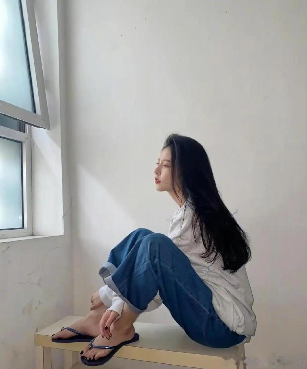 宋妍霏喜欢穿人字拖 ​