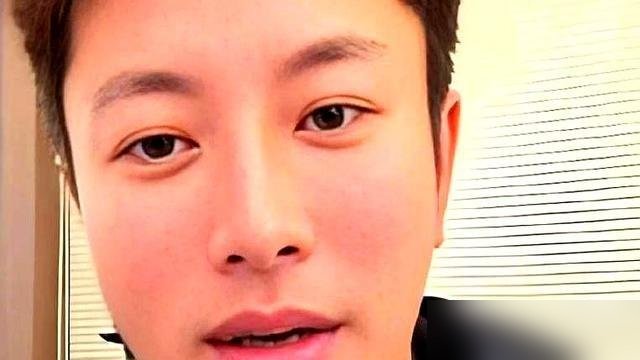 贾乃亮亲口说，自己无戏可拍了。
2026年了，他直播里直接摊牌：演员天赋有限，再努力也就及格水平。演长辈演不了，演偶像够不着，导演邀约越来越少。
可转头一看，人家2025年GMV干到25亿，净赚3个多亿。直播带货比拍戏门槛还高？他说是，没NG，没重来，流量口碑说翻车就翻车。
前两天还晒跟13岁