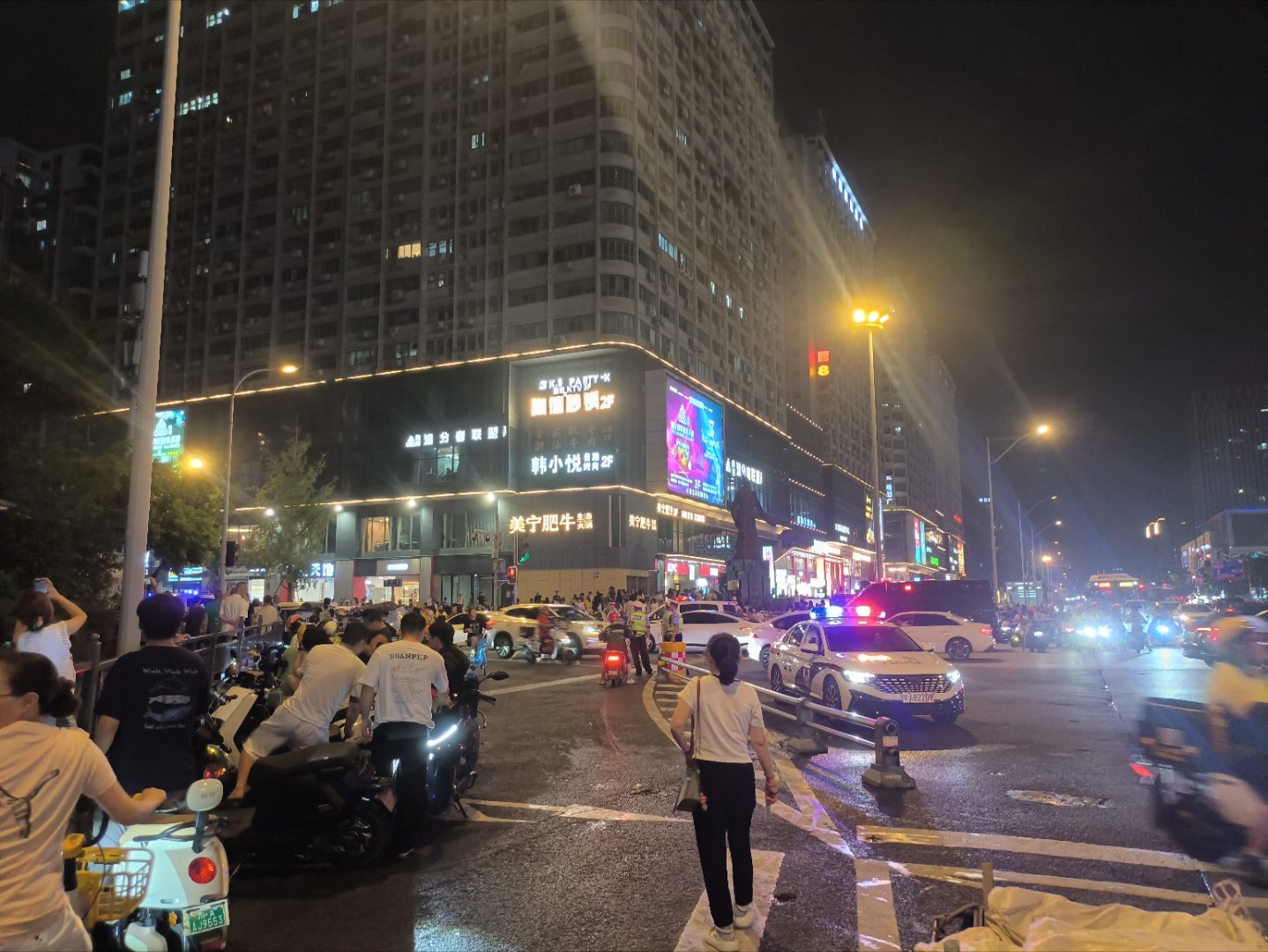 刚下公交，发现对面来了不少警车 特警 机动队 消防车…… ​​​