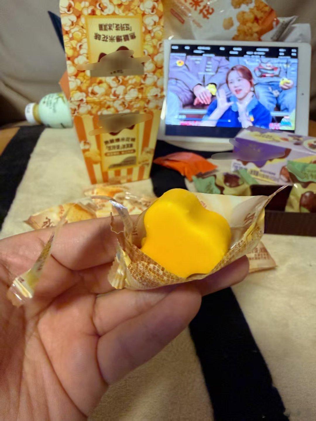 她本是沸腾油锅里的烈性子，噼啪作响；他是冷柜中凝固的月光，细腻清冷。原...