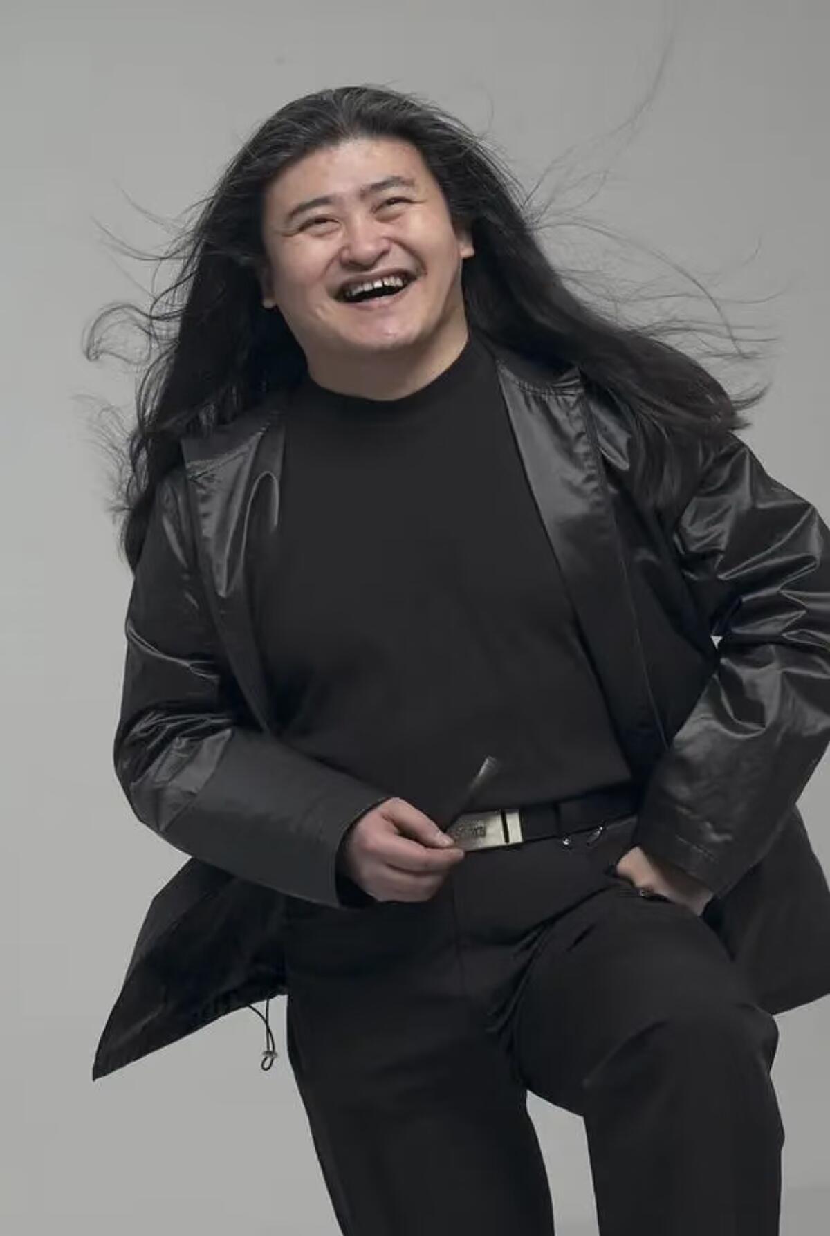 张纪中一篇悼文逆风翻盘
 
刘欢离世，圈内纷纷悼念，最意外的竟是饱受争议的张纪中。
 
常年因带货、家事争议被吐槽的他，这次彻底扭转口碑。他的悼文没有套模板、不煽情蹭热度，只细数和刘欢合作《好汉歌》《笑傲江湖》的真实幕后，句句是对专业和作品的尊重。
 
反观网上遍地造谣逝者隐私、消费悲伤的乱象，张纪