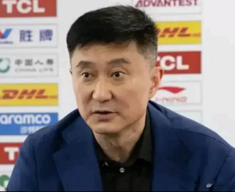 杜锋在赛后新闻发布会上说，广东队输球是因为打的太简单，球队只会在外线投...