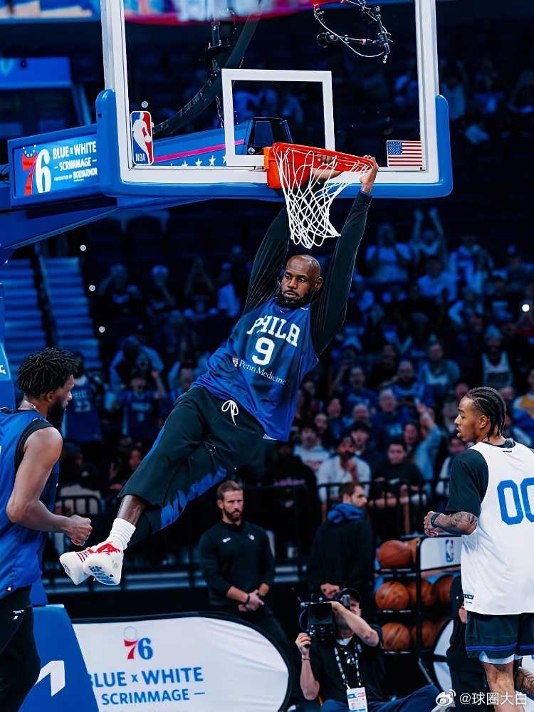 詹姆斯为何改穿9号球衣训练？
NBA记者曝出了真正原因。
最近詹姆斯一直穿9号参训，引得外界议论纷纷，不少人猜测他是为了纪念儿子才换号码，就连76人举办队内公开对抗赛，他也穿了9号训练服到场。
据NBA记者Jake Fischer爆料，经过深入了解得知：詹姆斯日常训练一般穿自己的奥运6号球衣，这次在76人训 ​