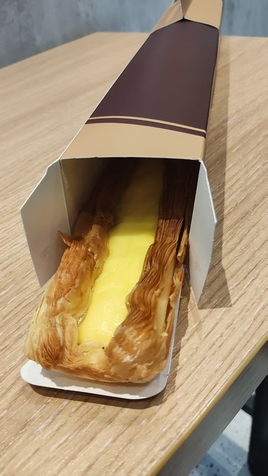 一根60厘米蛋挞卖到断货，网红美食套路看懂了吗？
最近一款60厘米超长蛋挞全网刷屏，不少烘焙店前排起长队，有人愿意排队两三个小时购买，甚至催生代购加价售卖。
 
但很多人不知道，这款爆火的超长蛋挞，本质上并没有在口味上做出升级，走红的核心，是传统甜品的形态创新+短视频社交流量驱动。
 
普通蛋挞小巧