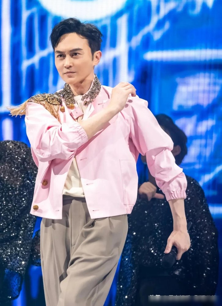 张智霖翻行李箱，翻出一件小到离谱的男式夹克，直接问袁咏仪：这买给谁的？
靓靓在旁边笑，不接话。那衣服尺码，张智霖根本塞不进去。
他出差，她收拾行李，塞进这么一件。你说故意的吧，她一脸无辜。你说不小心吧，尺码差着好几个号。
张智霖最后自己找台阶，说已经“去到另外一个境界”。
50岁之后，袁咏仪