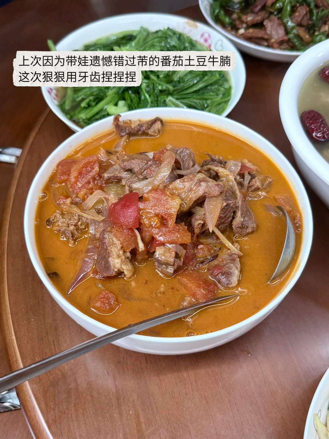 冒着小雨打卡抹茶节 满场绿色对眼睛非常友好 目前小肖top1是抹茶麻薯流心包 我是冻啃😋 和小孩姐的第一次对镜自拍🤳 ​