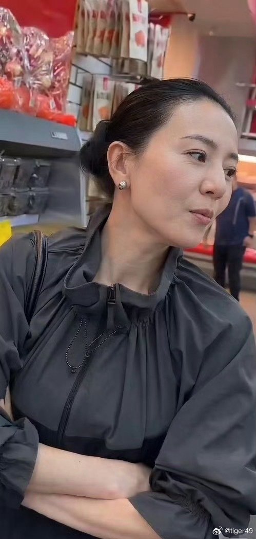 超市偶遇高圆圆素颜状态太惊艳

高圆圆超市购物被路人偶遇，一身简简单单的穿搭，纯素颜出镜。
褪去精致妆容之后，没有华丽的造型加持，从容舒展的气质格外耐看，天然的颜值依旧很能打。
褪去明星光环，回归普通人的日常，这样松弛的状态谁不爱呢。

#高圆圆 #明星偶遇 #素颜状态 ​
