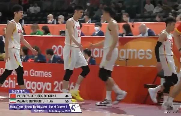 第三节比赛结束，中国男篮46-55落后伊朗男篮。单节就输了11分，势气不对啊！难道都留着力气回去打联赛，害怕受伤了。朱俊龙就是一个例子，长时间集训无休息，伤病积累，球员状态调整不回来，过犹不及！
