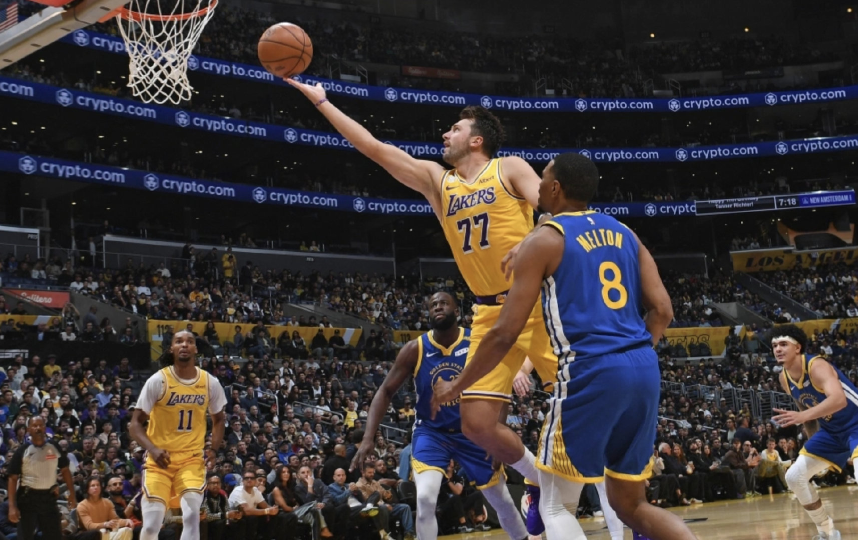 【#湖人揭幕战大胜勇士22分#】NBA常规赛，湖人127-105击败勇士，拿下新赛季开门红。东契奇28分8篮板7助攻，凯斯勒湖人生涯常规赛首秀12投全中，拿下26分9篮板2盖帽。

#NBA新赛季##湖人vs勇士# ​