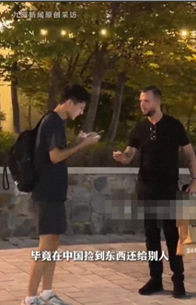 “真给中国人长脸！”9月14日，韩国釜山一家商场外面，何先生和家人购物结束正准备