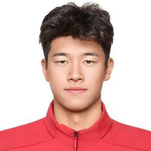 中国游泳男队名古屋亚运会证件照，包括汪顺、徐嘉余等近期抵京的部分选手尚未拍摄新照片。

本届比赛，中国队共派出40人出征日本，男队共19人，具体名单如下：

根据亚奥理事会赛事成绩系统，三位替补选手谢以忱、余宗达和陈昊均获得参赛机会。

男运动员（19人）

汪顺、潘展乐、徐嘉余、覃海洋、王长浩