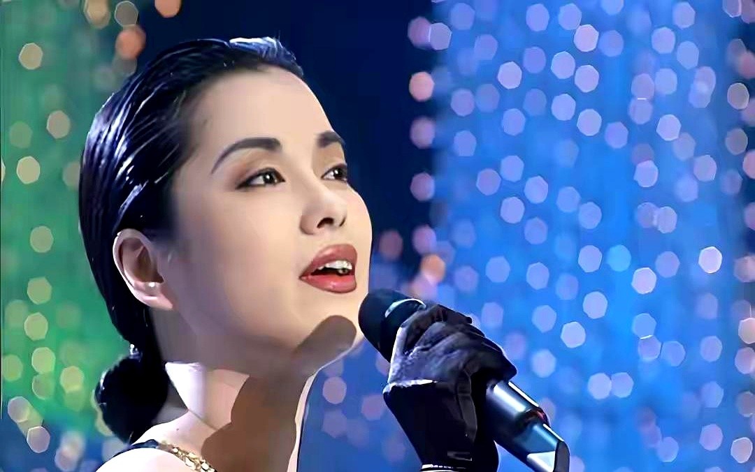 1987年，一个中国内地女歌手登上了南斯拉夫的领奖台。

手里攥着奖杯，毛阿敏凭一首《绿叶对根的情意》，硬生生撕开了内地流行乐在国际大赛获奖的缺口。

那会儿她往台上一站，就是定海神针。跨界去演《疯狂歌女》和《女明星秘史》，面对镜头眼皮都不多眨一下，举手投足全是松弛感，哪像个跑来客串的歌手。

后来