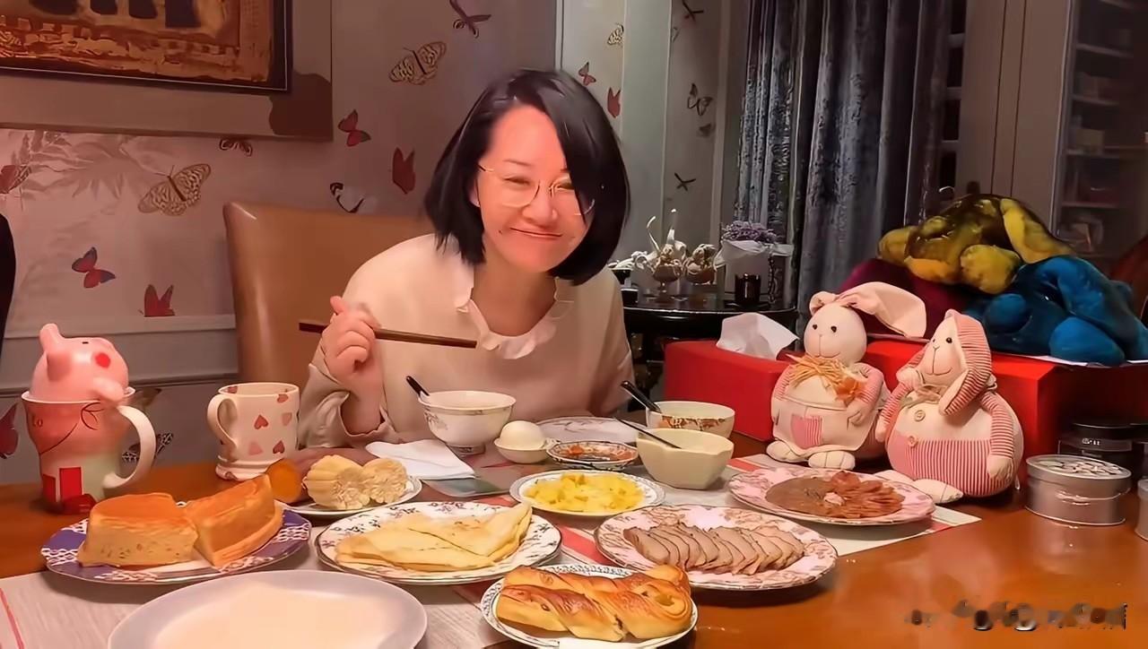 57岁的许晴，吃早餐把自己吃上热搜了……
演员许晴公开分享了她的丰盛早餐，看得不少人刷新认知：蜂蜜拌牛油果、小米粥、玉米、红薯、面包、烙饼、猪颈肉、香肠、炒蛋、煮蛋、咸菜、萝卜蘸醋、咖啡……
没看错，十余种食物，就许晴一个人吃，她还自称自己是主食胃。
花样多且分量大，一个人吃着一大家子该吃的早餐量，