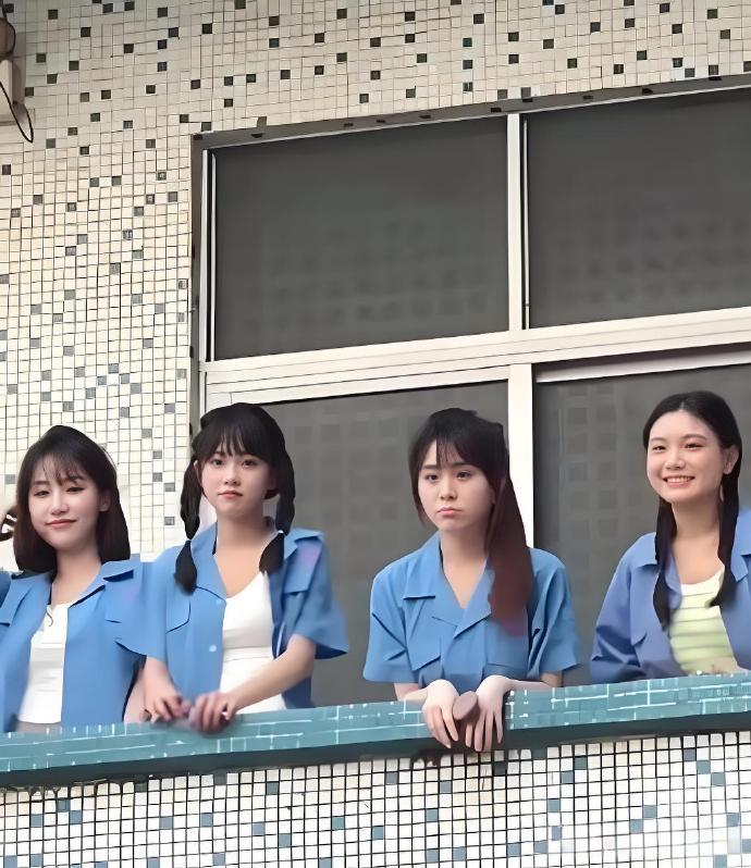 2012年，深圳。沙井某电子厂的女工宿舍。[鲜花] ​ ​​​