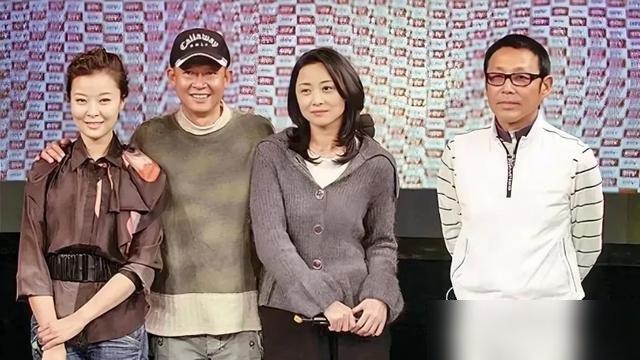 这张合影里，陈道明站最边上，王志文被俩女星一左一右靠着。一个是演惯了帝王将相的人，一个是圈里出了名的“怪脾气”。
结果照片一出来，全在说王志文女人缘好，陈道明反而显得有点多余。这反差就大了。陈道明平时多清高一人，王志文呢，连记者采访都敢直接怼。
但你看细节，俩女星敢这么靠着他拍照，说明私下是真熟